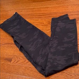 Spanx seamless leggings. Black camo. Large